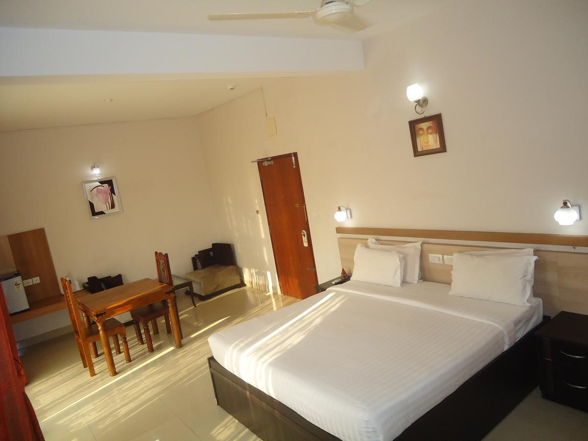 Hotel Polariz Parassinikkadavu Habitación foto